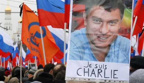 Plakát s fotografií Borise Nmcova a nápisem Je suis Charlie na smutením...