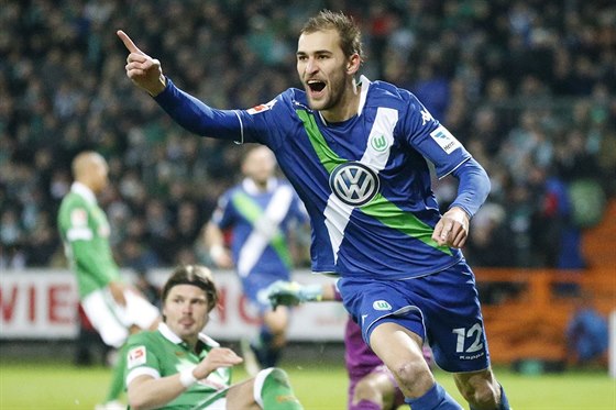 A JE TAM DALÍ! Bas Dost z Wolfsburgu slaví gól: v této sezon astý obrázek na...