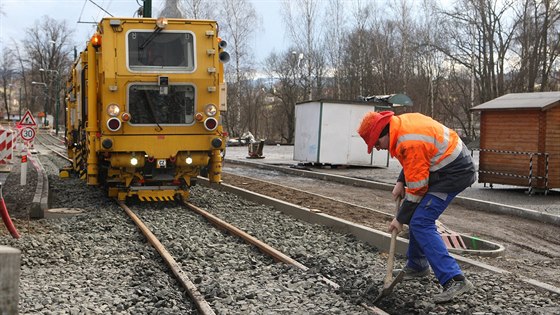 Na rekonstrukci trati pracuje i zapjený podbíjecí stroj.