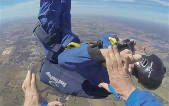 Skydiver dostal bhem seskoku záchvat, spasil ho a hrdinný instruktor.