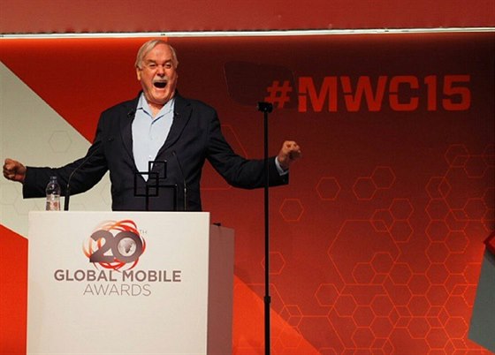 Vyhláení výroních cen asociace GSMA uvádl v Barcelon John Cleese.