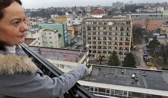 Demolici budovy ministerstva zemdlství lze pozorovat i z ochozu ve Hláska.