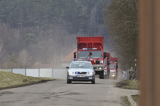 Odvoz munice z areálu ve Vrbticích na Zlínsku (7. bezna 2015)