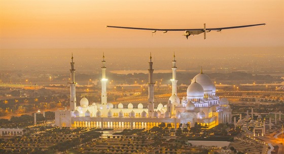 Solar Impulse nad Velkou meitou v Abú Zabí pi testovacím letu v únoru 2015