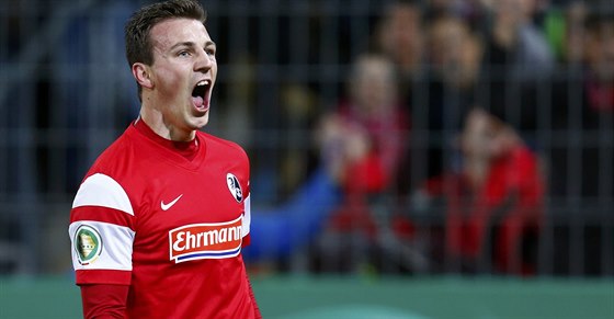 eský záloník Vladimír Darida z Freiburgu oslavuje svj pohárový gól do sít...