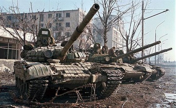anky T-72BV s reaktivním pancíem Kontakt-1 v Grozném bhem druhé eenské války