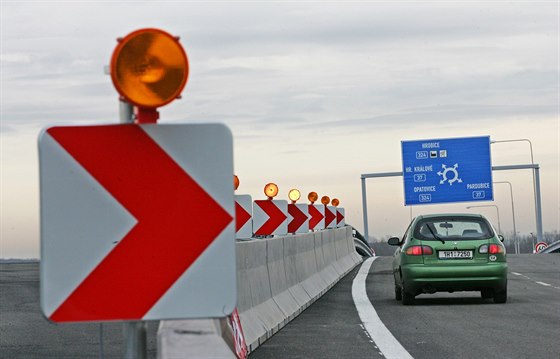 Silnice na kruhové kiovatce v Opatovicích nad Labem bude opt prjezdná.