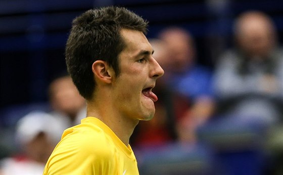 JAZYK VEN. Bernard Tomic v daviscupovém utkání v Ostrav.