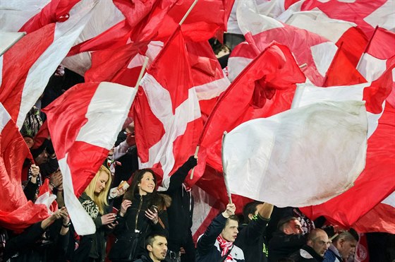 Fanouci fotbalové Slavie na severní tribun