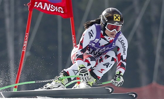 Rakouská lyaka Anna Fenningerová na trati superobího slalomu v Bansku.