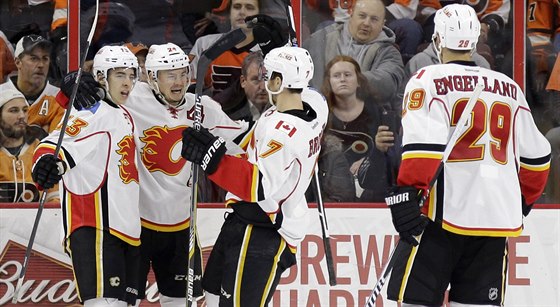 Jií Hudler (druhý zleva) z Calgary se raduje se spoluhrái Johnnym Gaudreauem...