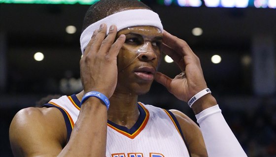 Russell Westbrook si rovná prhlednou masku.