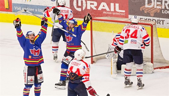 Hokejisté eských Budjovic se radují z gólu v duelu s Tebíí.