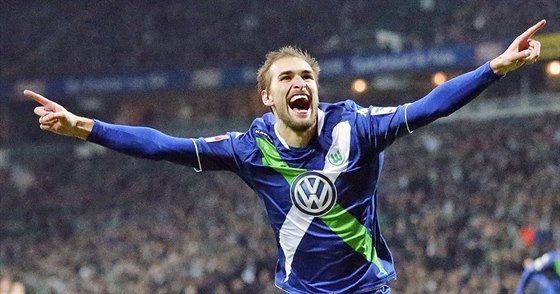 Bas Dost z Wolfsburgu slaví gól proti Brémám.
