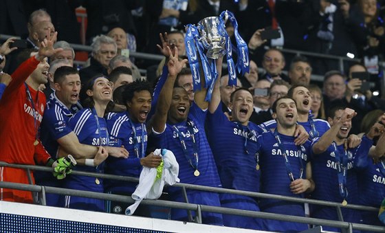 Fotbalisté Chelsea s trofejí pro vítze anglického Ligového poháru.