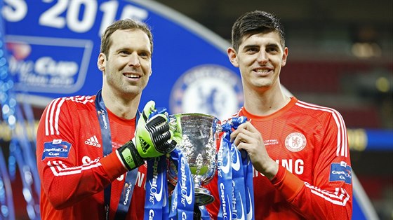 Petr ech (vlevo), Thibaut Courtois a Ligový pohár, který vyhráli s Chelsea.