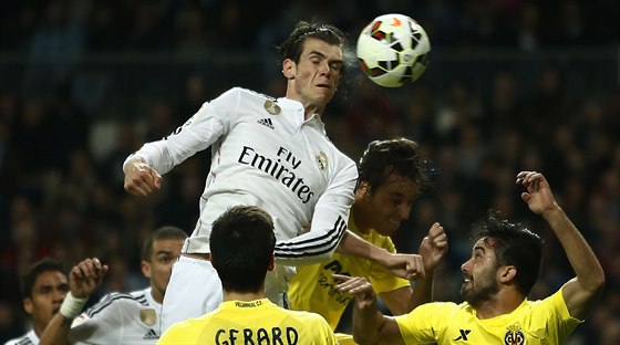 Gareth Bale z Realu Madrid hlavikuje na branku Villarrealu.