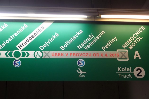 Do stanic metra na lince A postupn instalují tabule s novými stanicemi metra,...