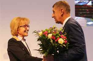 Šéf hnutí ANO Andrej Babiš předal na sněmu Heleně Válkové, která skončila ve...