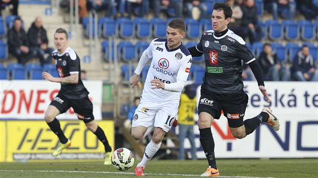 Luboš Kalouda ze Slovácka uniká hradeckému záložníkovi Pavlu Černému. Luboš Kalouda ze Slovácka uniká hradeckému záložníkovi Pavlu Černému.