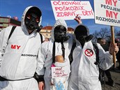 Stovky lidí přišly v Praze na Palackého náměstí, aby demonstrovaly proti...