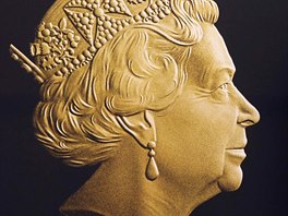 Z PROFILU. Nový portrét britské královny Albty II. vystavila Národní...
