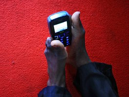 TELEFON POD PALCEM. Simon Peter Lutaya z Ugandy pouívá své nohy k ovládání...