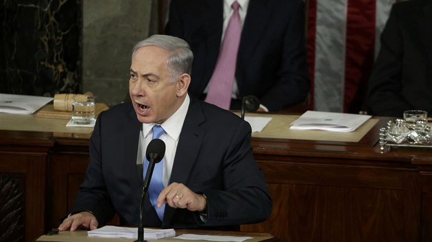 Izraelsk premir Benjamin Netanjahu oste kritizuje rn u enickho pultu v americkm Kongresu. (3. bezna 2015)