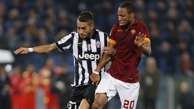 Seydou Keita (vpravo) z AS m a Roberto Pereyra z Juventusu.