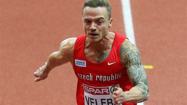 eský sprinter Jan Veleba skonil ve svém rozbhu na 60 metr tvrtý a míí do...