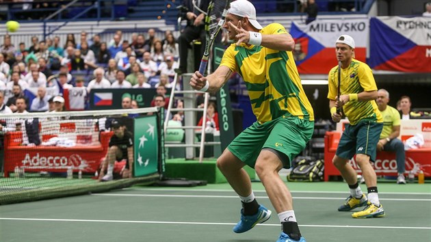 Australané Sam Groth (v popedí) a Lleyton Hewitt bojují o vítzný bod s...