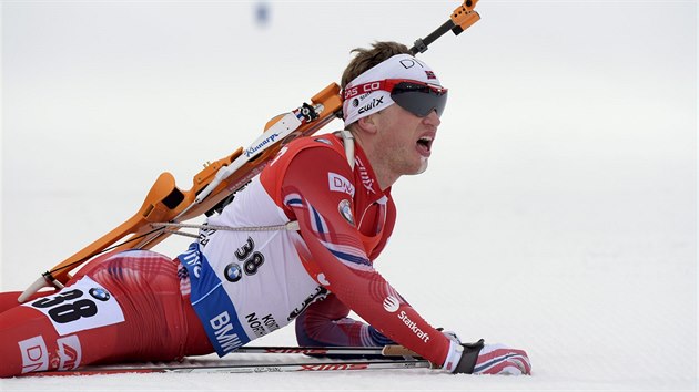 Norsk biatlonista Tarjei B na trati sobotnho sprintu upadl, pesto si dobhl pro bronzovou medaili.