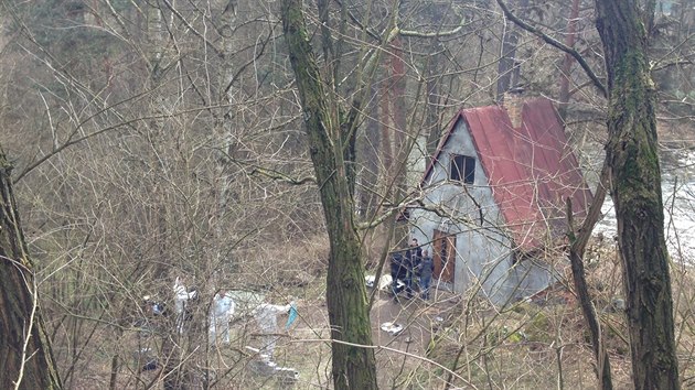 Policist vyetuj smrt mladho mue, jeho tlo bylo nalezeno v chatov oblasti na Beneovsku (2.3.2015)