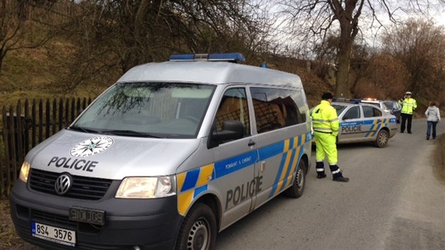 Policist v obci Ostedek na Beneovsku vyetuj tragickou nehodu, pi n se samovoln rozjela avia a pimkla svho idie na stojc nkladn vz (9.3.2015)