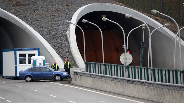 Konen pln prjezdn. Pisreck tunel se po nkolikatdennch opravch o vkendu otevel idim.