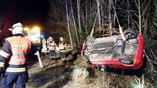 Tragick dopravn nehoda mezi moravskmi obcemi rovice a Drahany. Hasii uklzeli nsledky nehody nkolik hodin (4. bezna 2015).