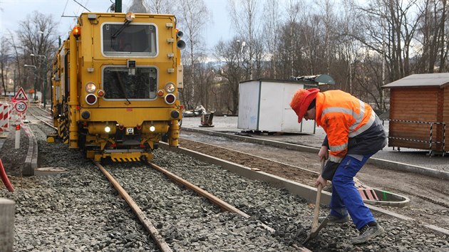 Na rekonstrukci trati pracuje i zapjen podbjec stroj.