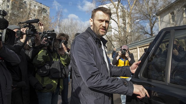 Rusk opozin pedk Alexej Navalnyj v ptek dopoledne opustil vzen (6. bezna)