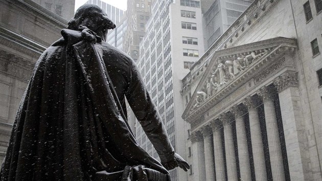 Jih a vchod Spojench stt zashla snhov boue. Na snmku je snhem pokryt socha George Washingtona na Wall Street (5. bezna 2015).