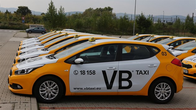 Bratislavsk taxi v barvch Veejn bezpenosti.