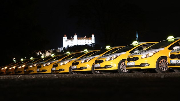 Bratislavsk taxi v barvch Veejn bezpenosti.