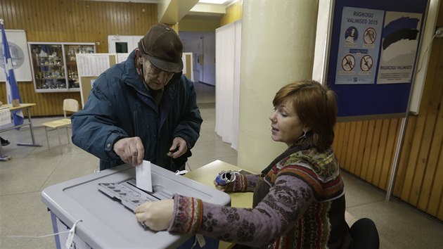 Mu bhem estonskch voleb vahazuje svj hlas ve volebn mstnosti v Parnu (1. bezna 2015)