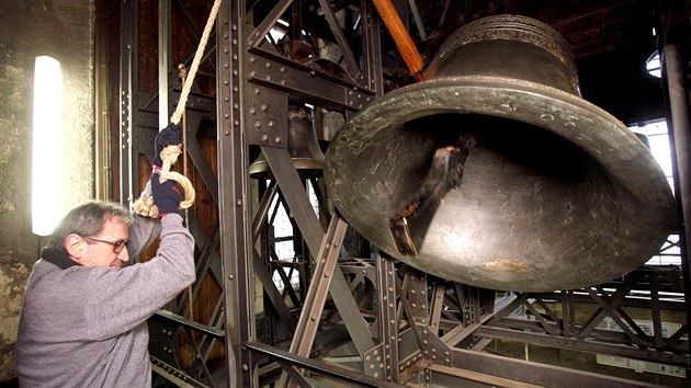 Bhem minuty ticha za obti stelce v Uherskm Brod se rozeznl zvon Jan v katedrle svatho Vta v Praze. (5. bezna 2015)