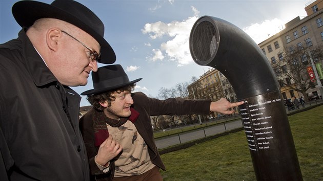 Kavrnk Ondej Kobza na nmst Mru v Praze zprovoznil automat na bsn. Dorazil i ministr kultury Daniel Herman (2. bezna 2015).