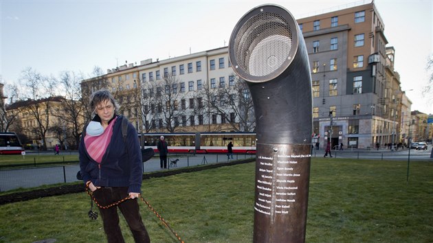 Kavrnk Ondej Kobza na nmst Mru v Praze zprovoznil automat na bsn (2. bezna 2015).