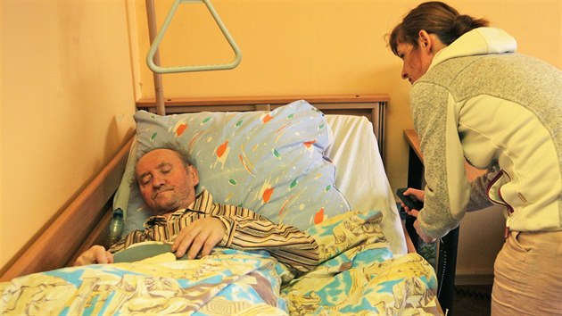 Oetovatelka Riana Grulichov s jednm z klient neleglnho domova pro seniory Impuls v Havov.
