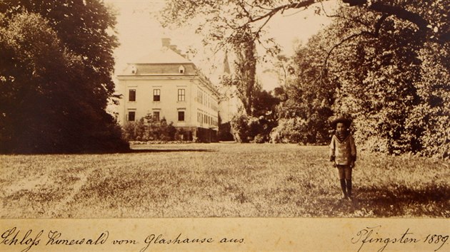 Zmek v Kunn od sklenku. Fotografovno bhem nvtvy rodiny Schindler z Kunewaldu na zmku v Kunn v roce 1889.