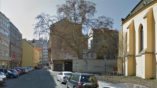 Roh Klimentské ulice a Nových Mlýn s mohutným platanem. Vpravo je lo kostela...