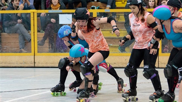 Pi zápasech roller derby se dívky píli neetí.