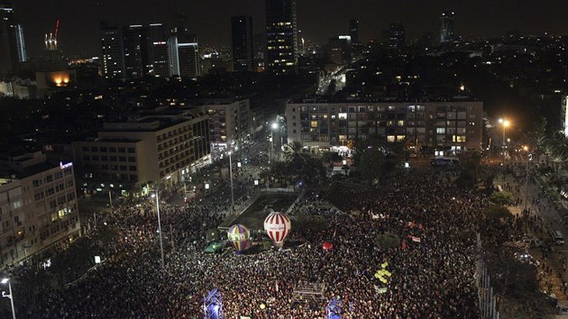 Tisce lid protestuj v tel Avivu proti vld Benjamina Netanjahua. Akce konan pod heslem Izrael chce zmnu je podle agentury AFP zatm nejvznamnj manifestac v pedvolebn kampani.  (7. bezna 2015)